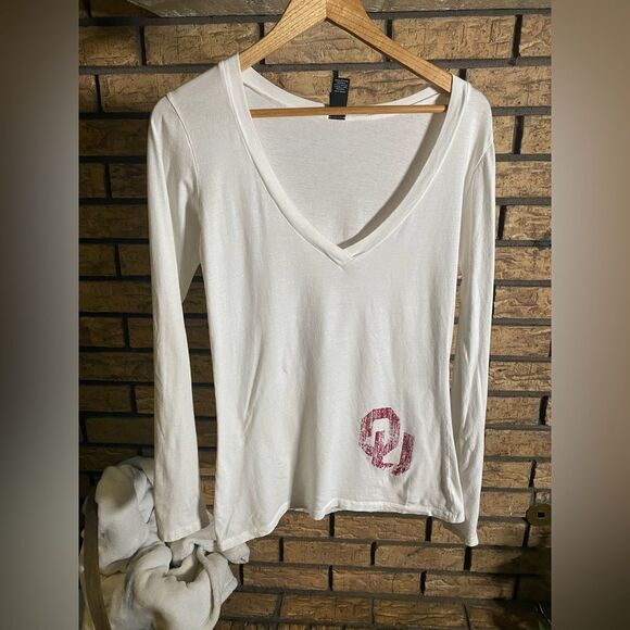 ‎Ou vneck - Picture 1 of 5